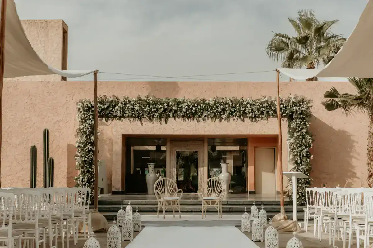 Arche florale et allée de cérémonie préparées pour un mariage