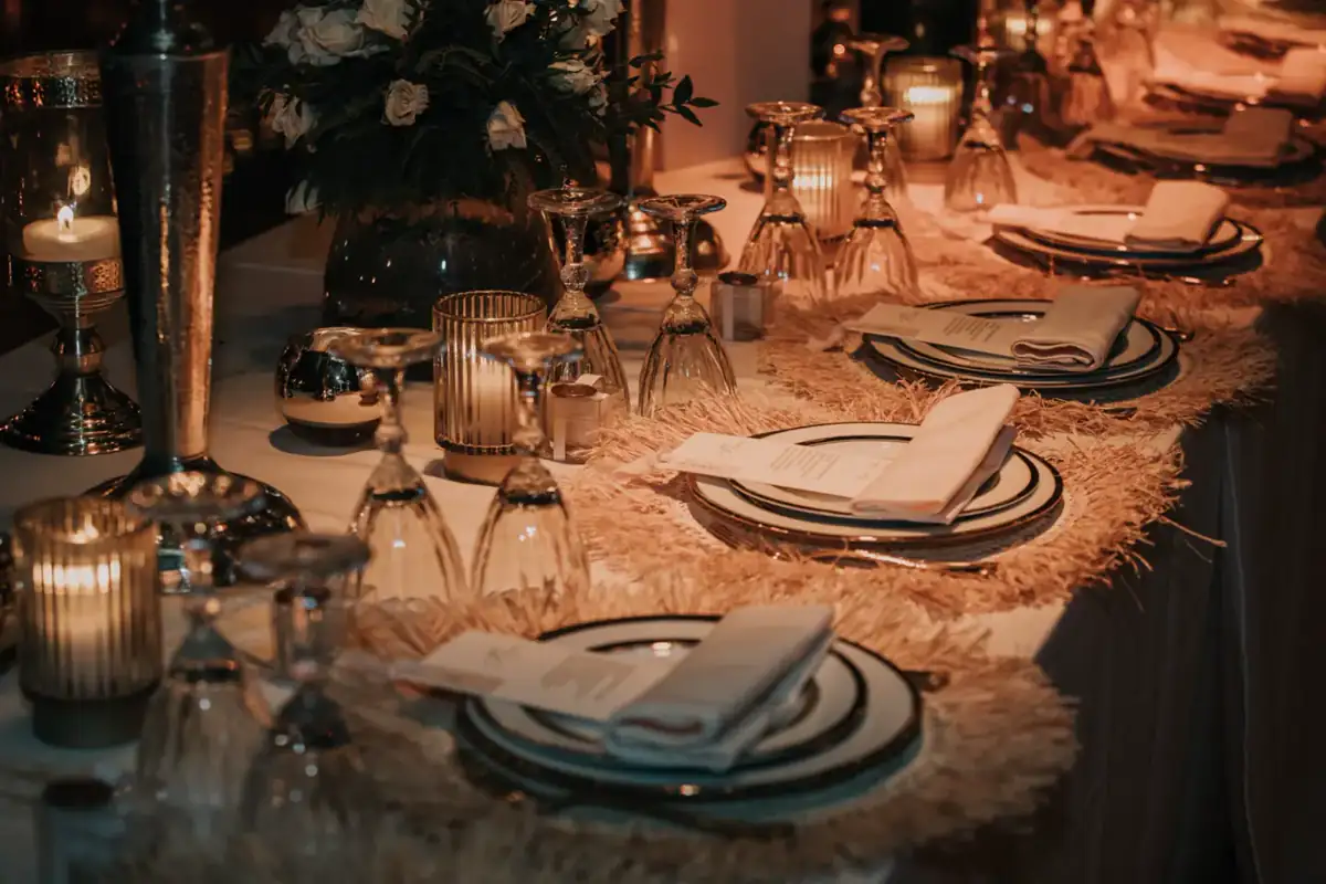 Table de mariage dressée et éclairée à la bougie