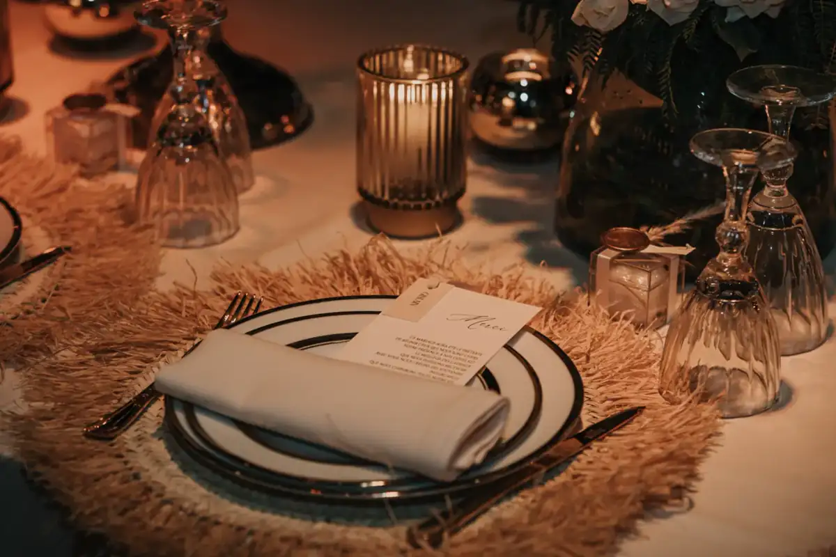 Détail d’une place dressée avec menu personnalisé