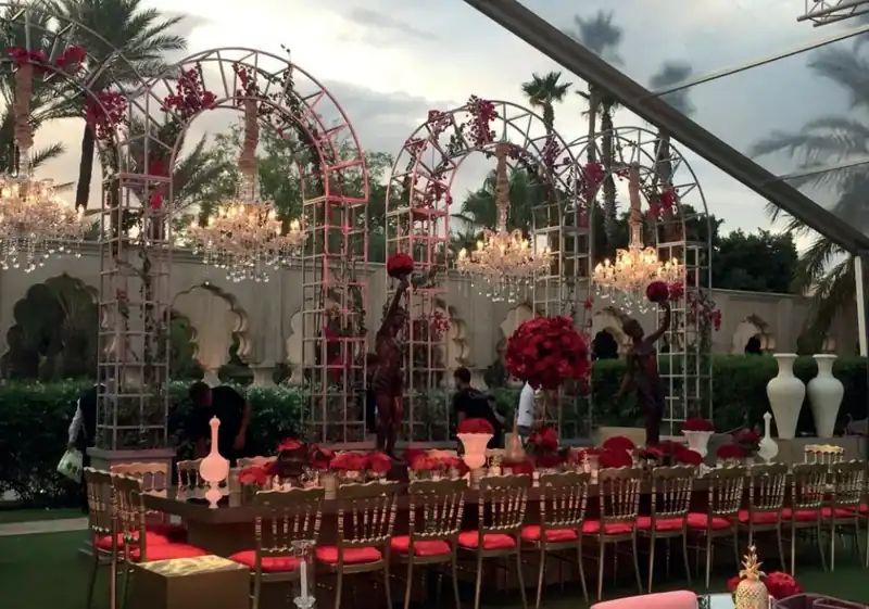 Arche ronde de décoration en situation pour un événement à Marrakech