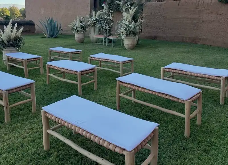 Banc en bois flotté en situation pour un événement à Marrakech