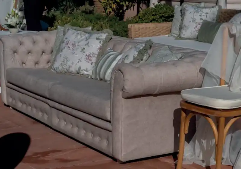 Canapé Chesterfield en situation pour un événement à Marrakech