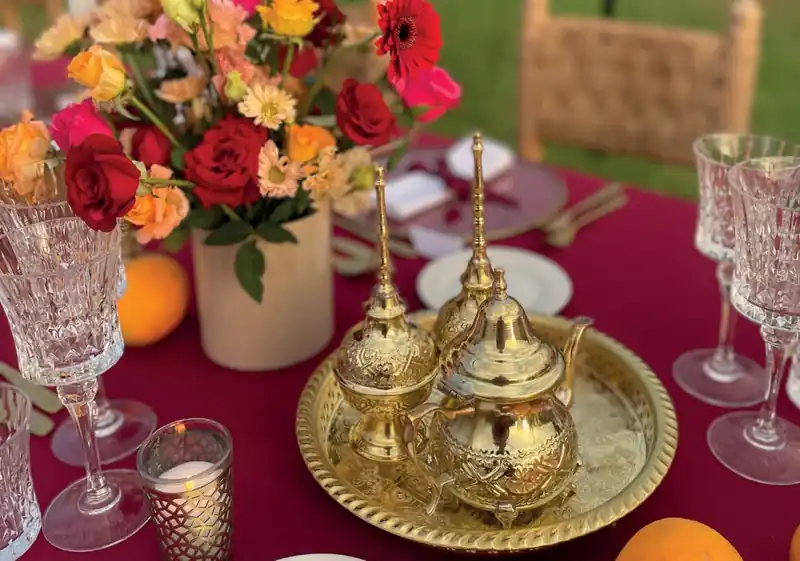 Centre de table traditionnel en situation pour un événement à Marrakech