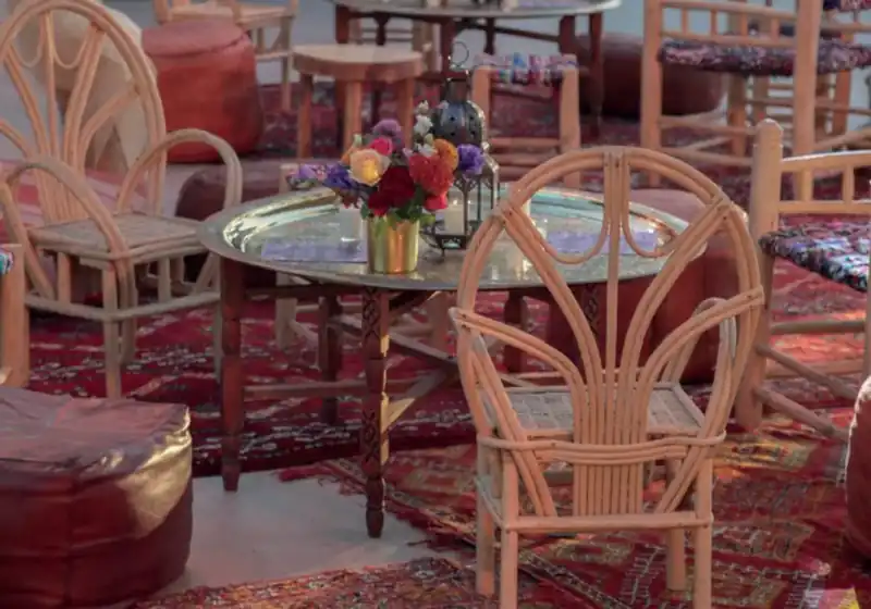 Chaise Emmanuelle petit modèle en situation pour un événement à Marrakech