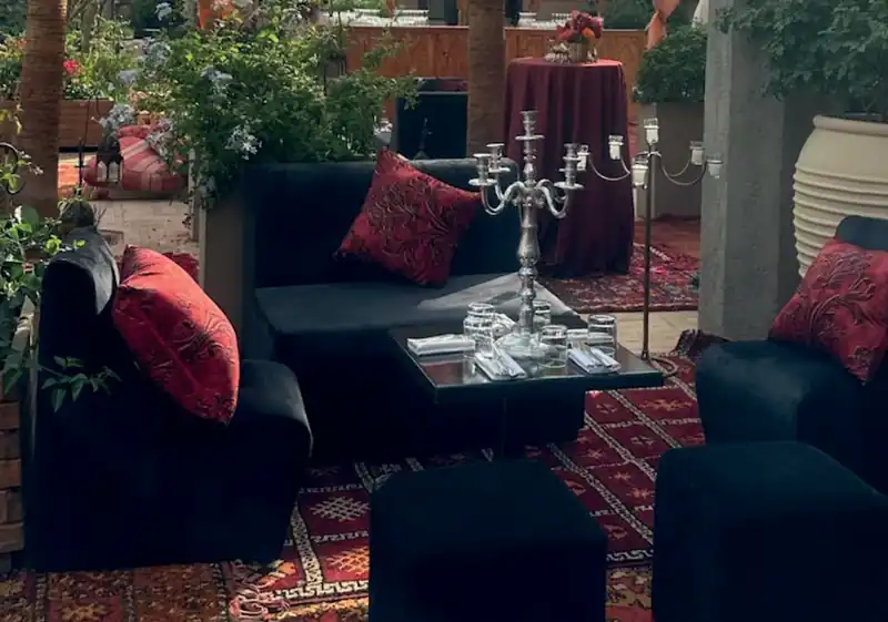 Chauffeuse en situation pour un événement à Marrakech