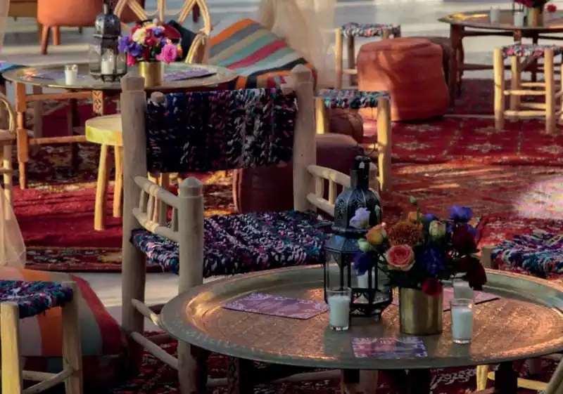 Fauteuil berbère coloré en situation pour un événement à Marrakech