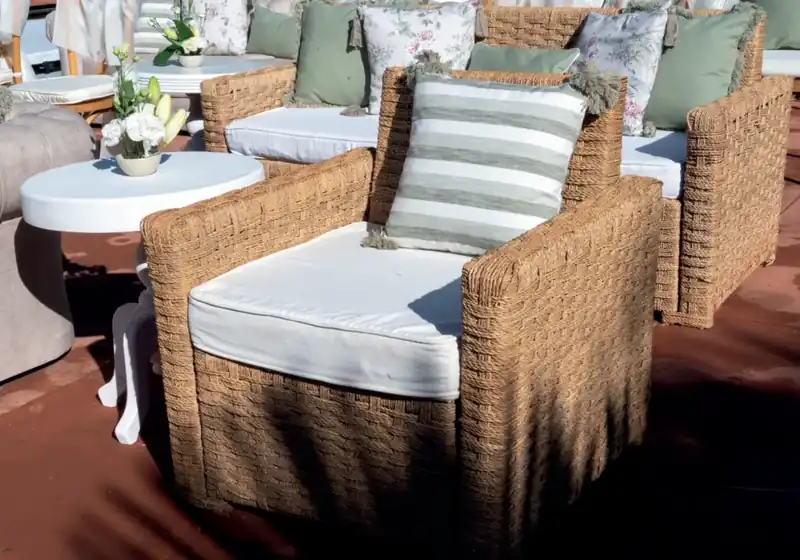 Fauteuil rotin en situation pour un événement à Marrakech