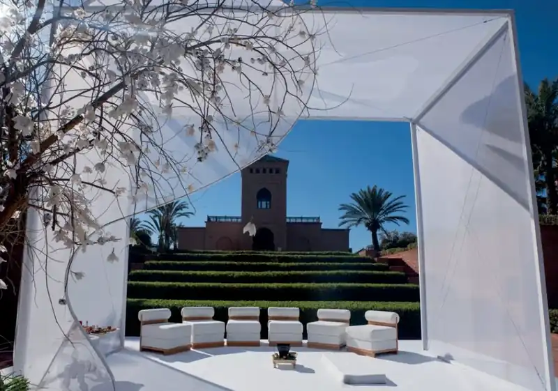 Fauteuil silhouette en situation pour un événement à Marrakech