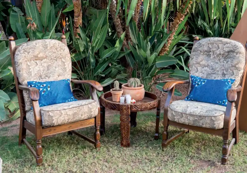 Fauteuil vintage, tapisserie fleurie en situation pour un événement à Marrakech