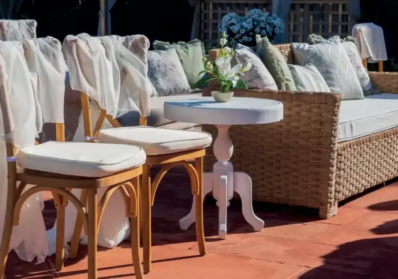 Guéridon blanc à louer pour un événement à Marrakech