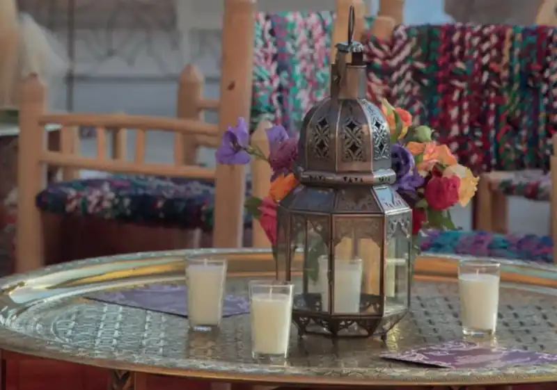 Lanterne marron moderne en zeng en situation pour un événement à Marrakech