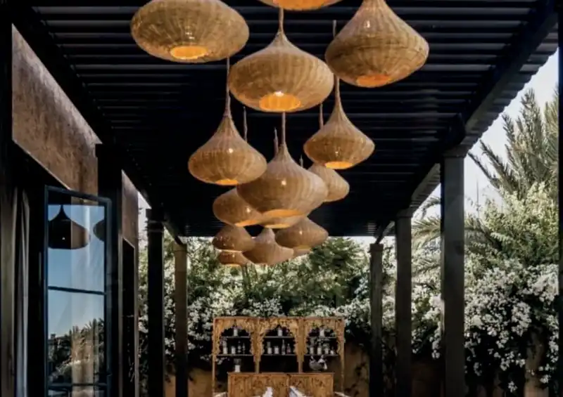 Lustre rotin en situation pour un événement à Marrakech