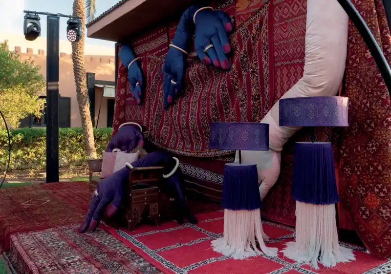 Mains géantes en situation pour un événement à Marrakech