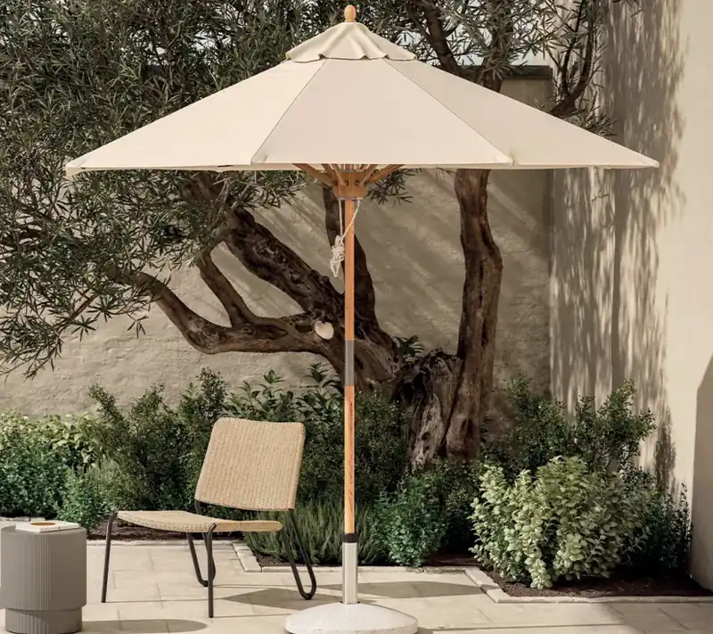 Parasol toile écrue en situation pour un événement à Marrakech