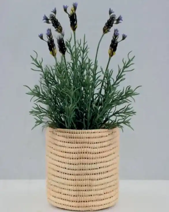 Petit panier raffia en situation pour un événement à Marrakech