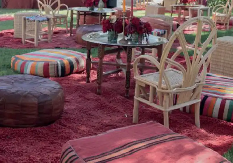 Pouf berbère avec motif en situation pour un événement à Marrakech