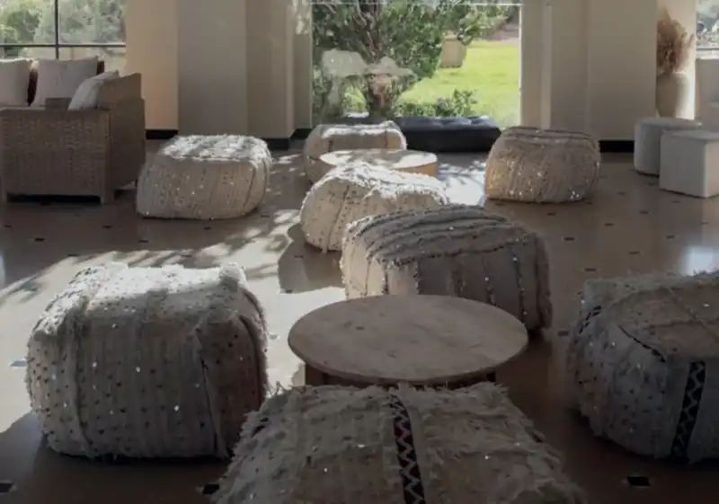 Pouf berbère en situation pour un événement à Marrakech