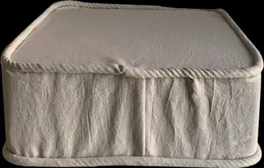 Pouf carré crème en situation pour un événement à Marrakech