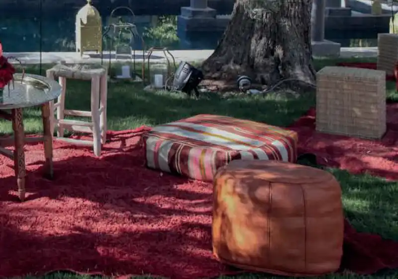 Pouf cylindrique cuir orange en situation pour un événement à Marrakech