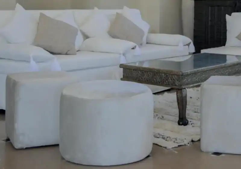 Pouf design carré et rond en situation pour un événement à Marrakech