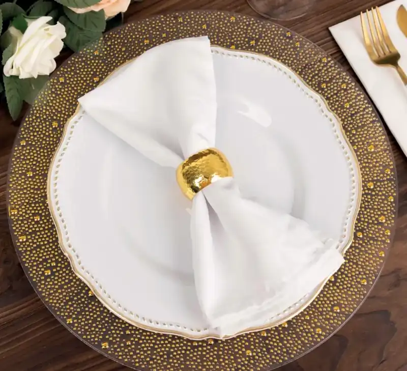 Rond de serviette doré en situation pour un événement à Marrakech