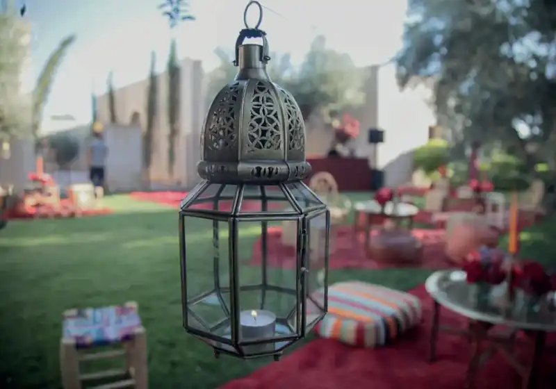 Suspension moderne en zeng dorée en situation pour un événement à Marrakech
