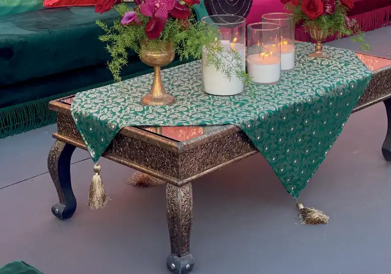 Table basse Jaïpura en situation pour un événement à Marrakech