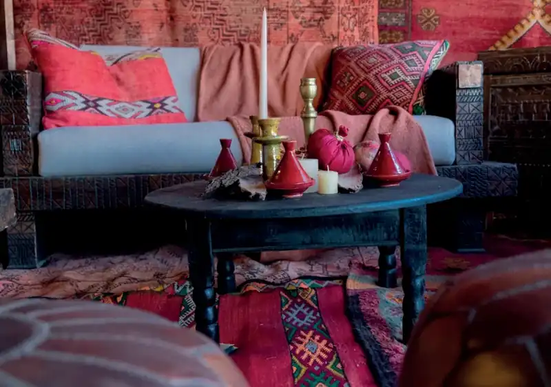 Table basse marocaine en situation pour un événement à Marrakech
