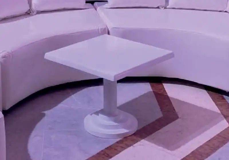 Table basse ronde/carré en situation pour un événement à Marrakech