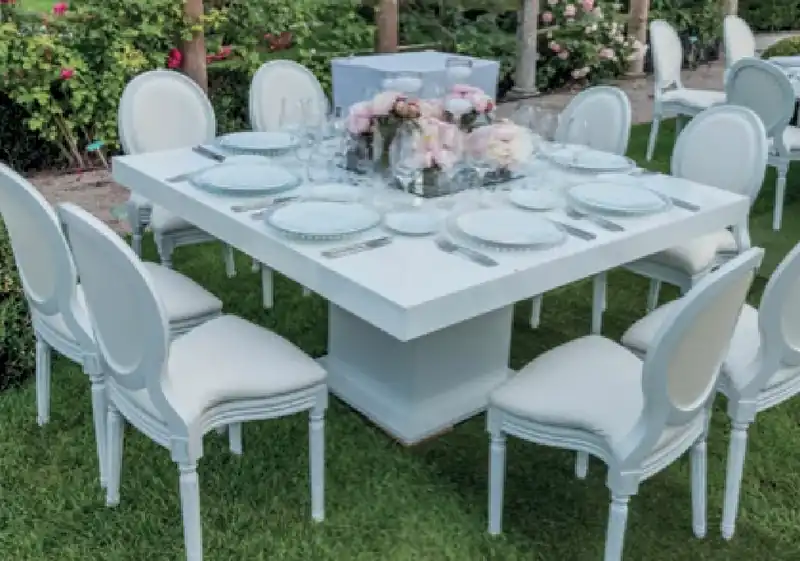 Table carrée à louer pour un événement à Marrakech