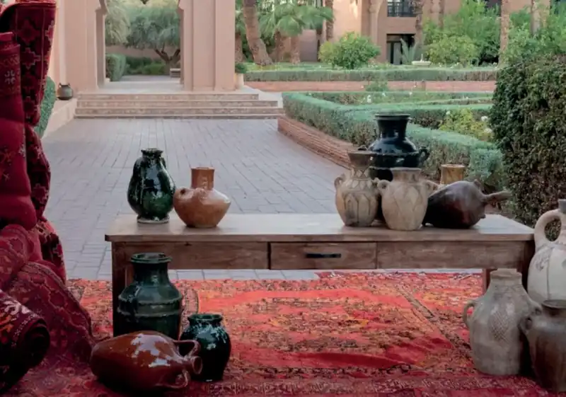 Table de présentation avec tiroir en situation pour un événement à Marrakech