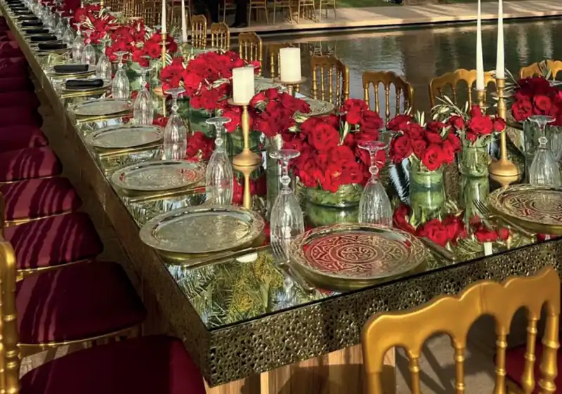 Table rectangulaire en léton dorée à louer pour un événement à Marrakech