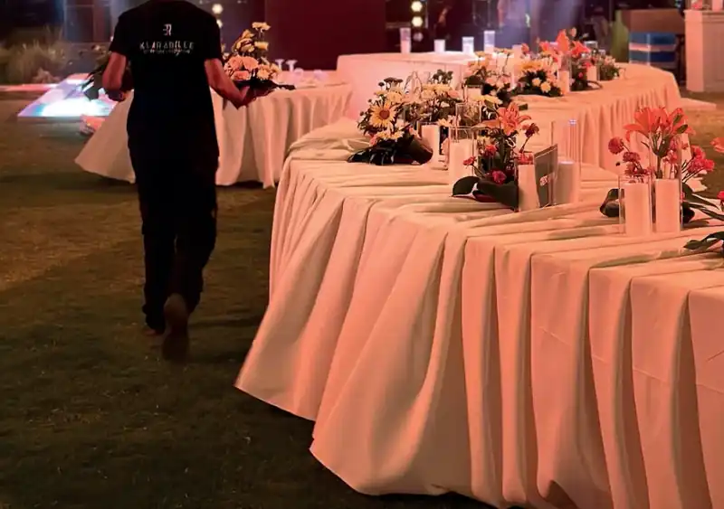 Table serpentine à louer pour un événement à Marrakech