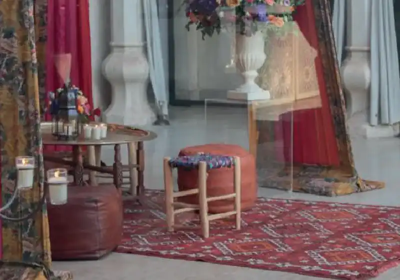 Tabouret berbère en situation pour un événement à Marrakech