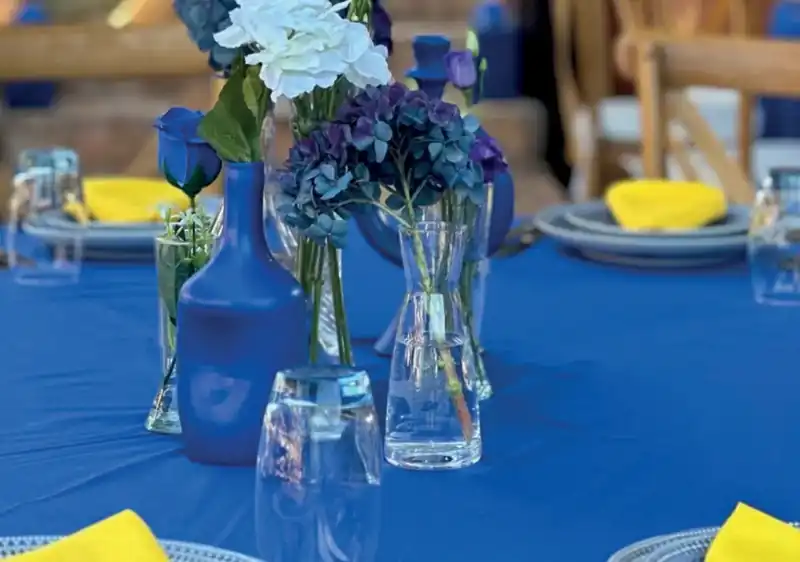 Trio vase bleu en situation pour un événement à Marrakech