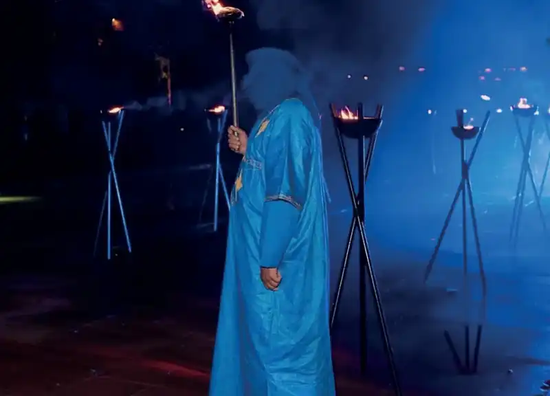 Vasque de feu piètement fer noir en situation pour un événement à Marrakech