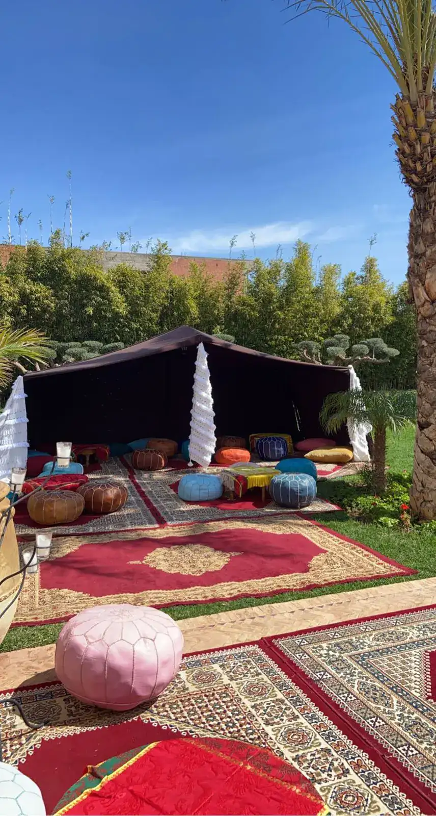Salon marocain installé dans un jardin à Marrakech