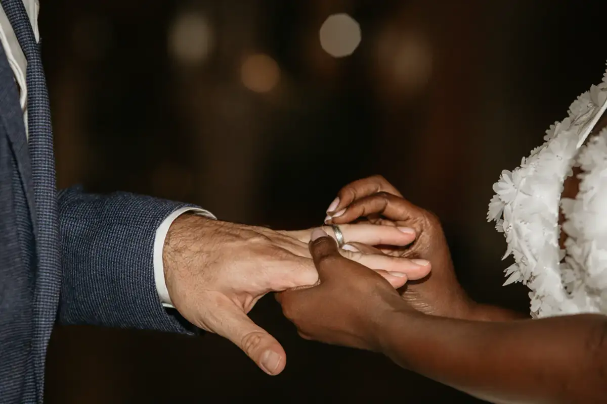 Échange des alliances pendant une cérémonie de mariage